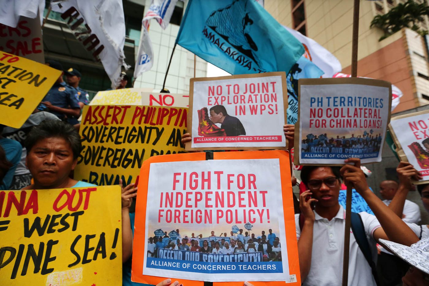 INDEPENDENCE. Signs fighting for independent foreign policy can be seen in a protest at the Chinese Consulate during Xi Jinping's PH state visit on Tuesday, November 20. Photo by Jire Carreon/Rappler 