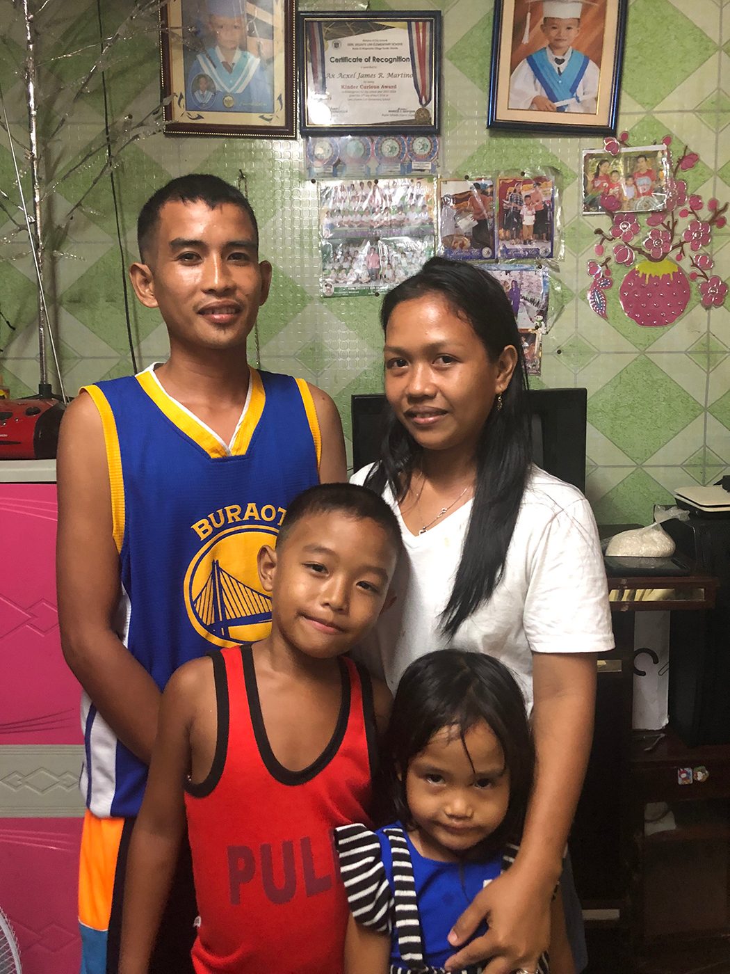 FAMILY. Roselyn Resano poses for a photo with her husband and kids. Photo by Ana P. Santos. 