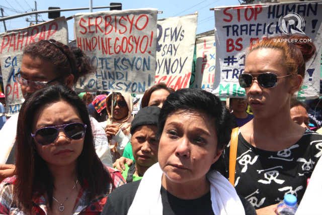 Nora Aunor menyerukan pengunduran diri Aquino