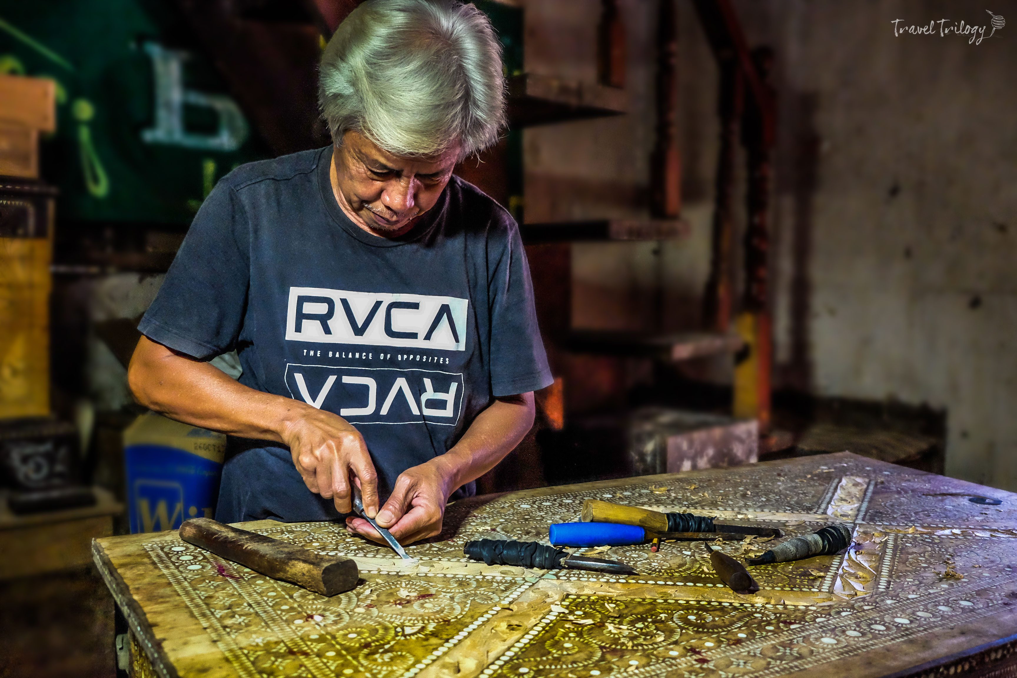 CRAFTS. One of the master carvers of Tugaya, Abdul Samporna. Photo by Potpot Pinili/Rappler 