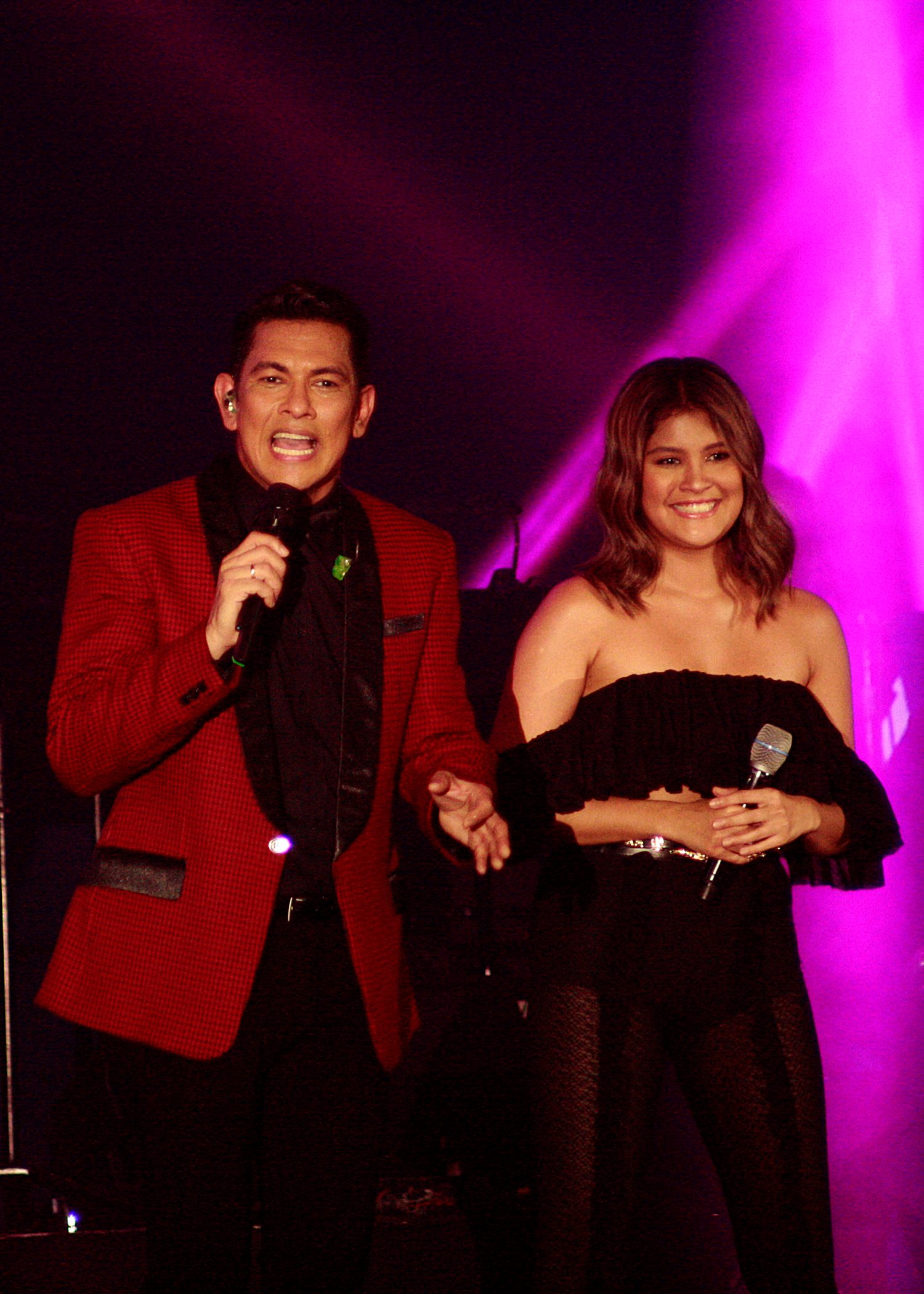 FATHER AND DAUGHTER. Gary V and daughter Kiana share the stage during the concert. 