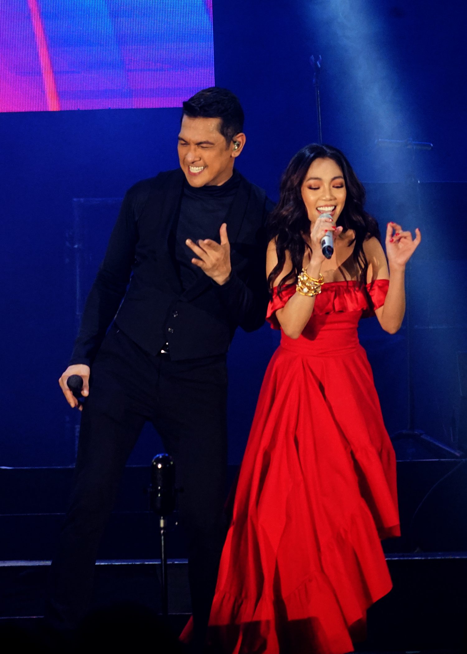JONA AND GARY. Singer Jona is Gary V's special guest, who also delighted the crowd with her voice. 