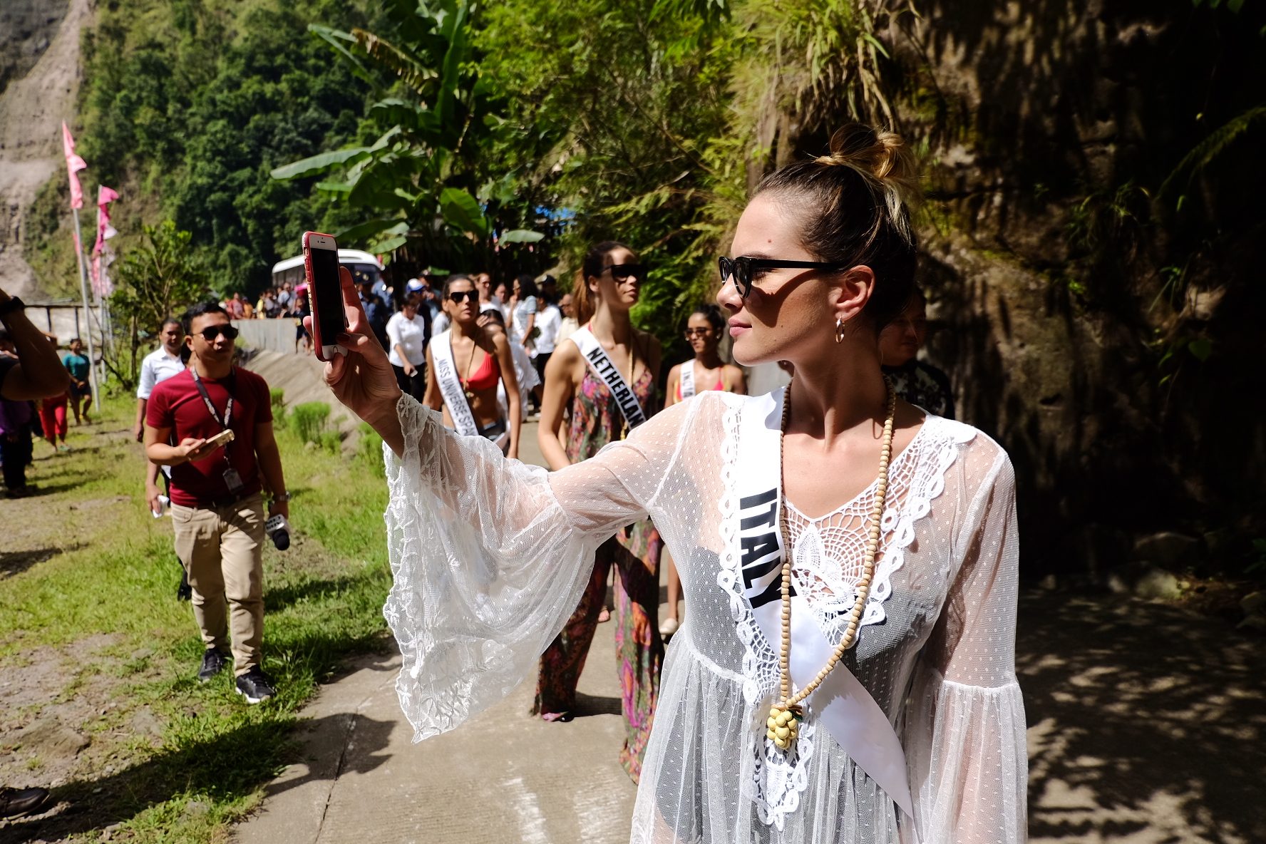SELFIE. Miss Italy Maria Polverino takes a photo during one of their stopovers in Camiguin  