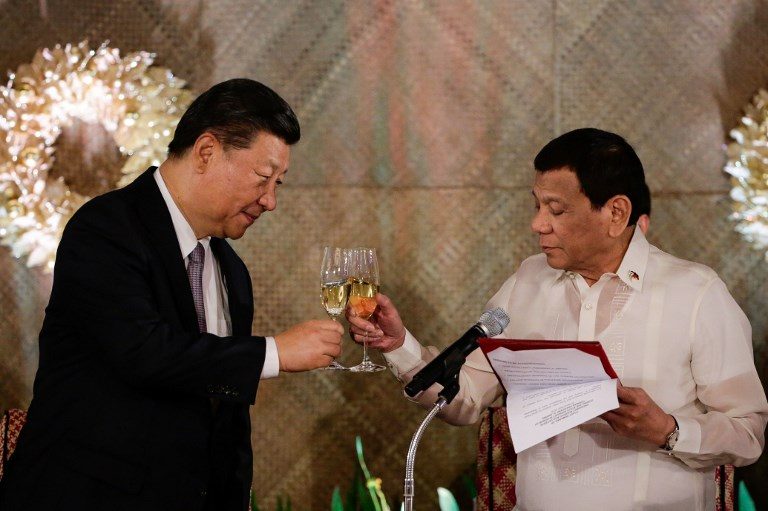 TOAST. Chinese President Xi Jinping (L) and President Rodrigo Duterte (R) raise a toast during a state banquet in Malacanang on November 20, 2018. Photo by Mark Cristino/PoolAFP 