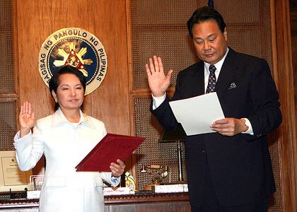 OATH. File photo of Supreme Court Associate Justice Renato Corona being sworn in by President Arroyo, May 17, 2010. Malacañang file photo.