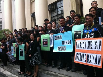 PROTEST. Supreme Court employees gather for mass, bearing placards of protest as impeachment trial of chief justice Renato Corona begins Jan. 16. Photo by David Santos